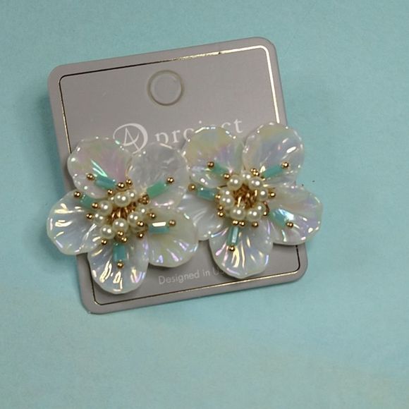 Beautiful Retro Floral Shell Like Earrings - Picture 4 of 9